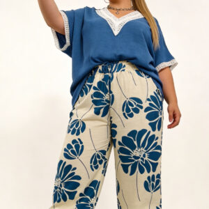 ensemble-d-ete-un-haut-en-gaze-de-coton-col-v-en-dentelle-et-pantalon_bleu